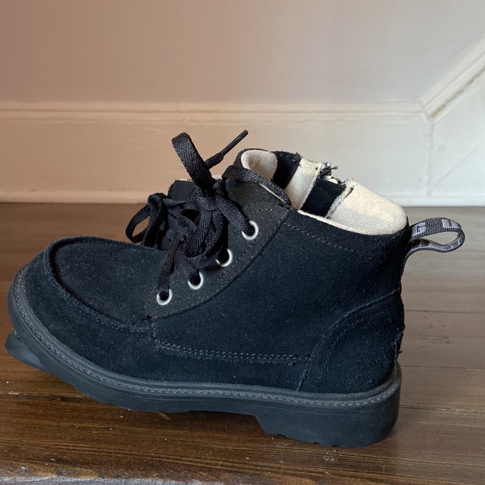 UGG BOOTS
Kids Boy's Chelham Weather, Little Kid Waterproof suede, Medial zipper